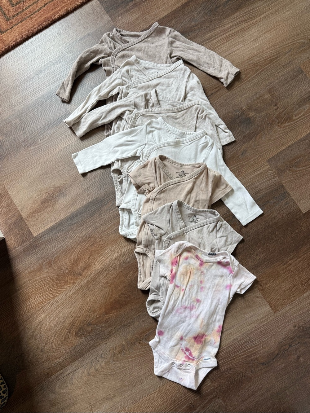 H&M - QTY: 7 - Neutral & Tie-Dye Baby Onesie Bundle - Beige, Cream, White (6-9M)